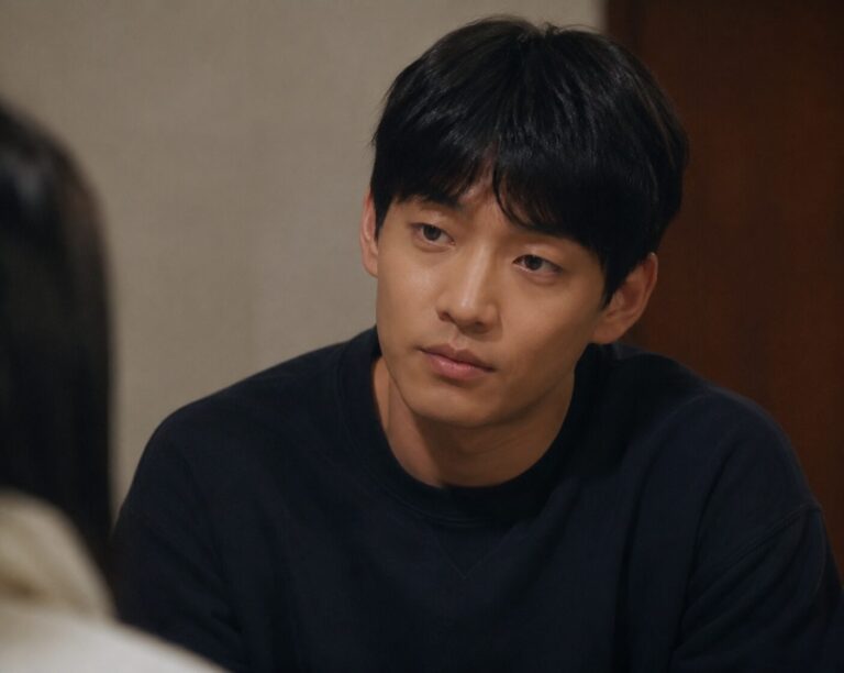 송진우가 응답하라 1988에서 김정환 역으로 출연한 장면. 무뚝뚝한 표정 속에 따뜻한 눈빛이 담겨 있다.