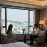 쏠비치 남해 디럭스 스위트 오션뷰 객실 내부 풍경 바다가 보이는 창문과 모던한 인테리어
