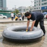 여름 필수 튜브 공기 주입기 선택과 활용 튜브 공기 주입기로 물놀이용 대형 튜브에 빠르게 바람을 넣는 장면