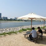 울산 계곡 펜션 라온펜션 능동천 물놀이 울산 라온펜션 앞 능동천 계곡 전경 파라솔과 테이블