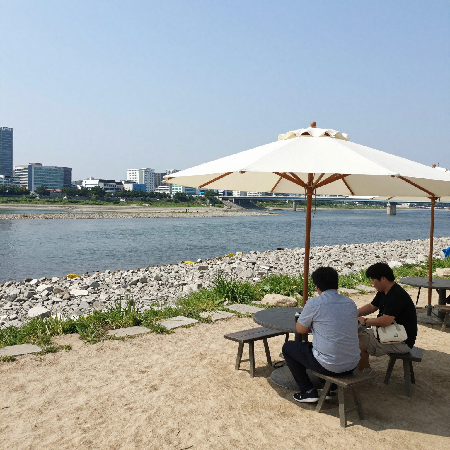 울산 라온펜션 앞 능동천 계곡 전경 파라솔과 테이블