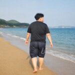 워터팬츠 빅사이즈를 입고 해변에서 산책하는 모습