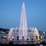 목포 분수쇼 8월 시간과 공연 일정 8월 저녁 목포 평화광장에서 음악과 레이저에 맞춰 물기둥을 쏘아 올리는 춤추는 바다분수 공연 모습