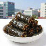 냉면육수 활용 도토리묵 묵사발 신김치와 오이를 올린 도토리묵 묵사발 한 그릇